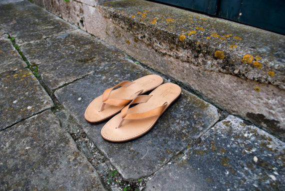 Men flip flops in natural brown