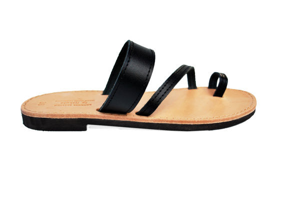 Toe ring "Eleni" sandals in black